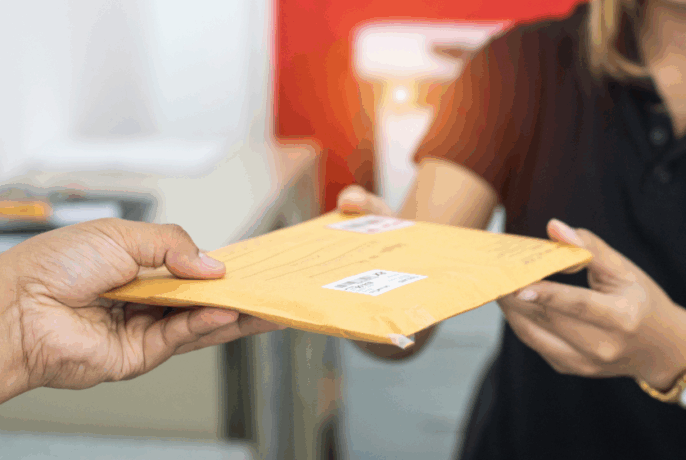 Femme Courrier